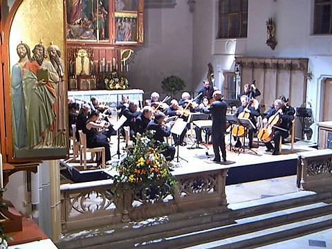 Dennis Russell Davies conducts the Stuttgart Chamber Orchestra in Oberstdorf. Photo: Philip Crebbin