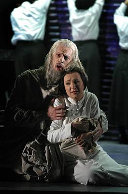 Ilya Bannik (Timur) and Olga Mykytenko (Liù) in 'Turandot'. Photo © 2004 Brian Tarr