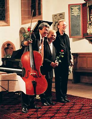 The three performers take their bows after the 28 August 2004 concert at Kronberg. Photo © 2004 Andreas Malkmus