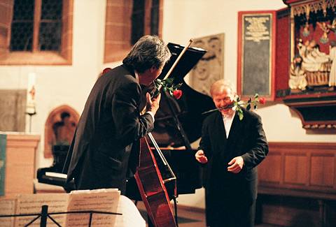 Pavel Gililov and Young-Chang Cho fooling around on stage during the applause. Photo © 2004 Andreas Malkmus