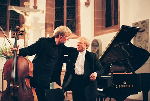 Frans Helmerson and Pavel Gililov acknowledge their applause. Photo © 2004 Andreas Malkmus