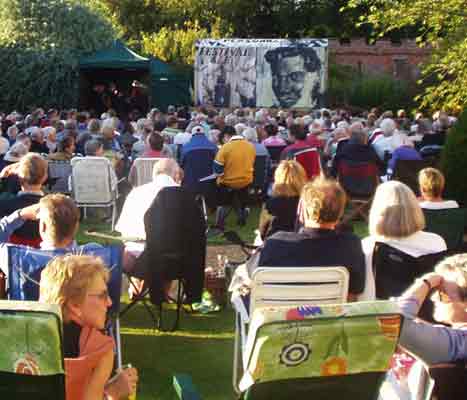 Garden Operagoers take to the lawn.