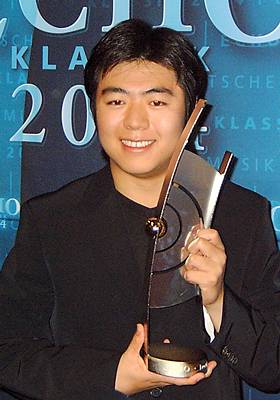 Lang Lang with his Echo Award. Photo © 2004 Phil Crebbin