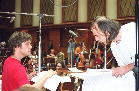 Torsten Rasch (right) with members of the Dresdner Sinfoniker in rehearsal