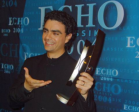 Rolando Villazon with his Echo Award. Photo © 2004 Phil Crebbin