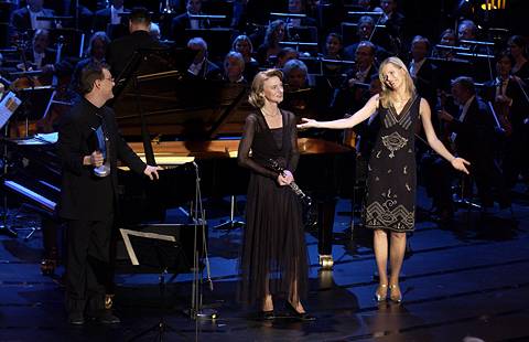 Lars Vogt and Sabine Meyer taking their Echo for Best Chamber Music, with Nina Ruge (far right). Photo: People Image © 2004 Tinnefeld