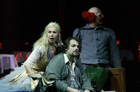 'Whatever happened to Baby Lola?' Anne Gjevang as Lola and Wolfgang Koch as her son, Peter, with a clown of arsonist intent. Photo © Volksoper Wien/Dimo Dimov