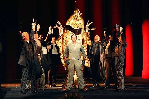Wicus Slabbert as the fisherman, Gyges, with the courtiers of Candaules and one-hell-of-a-catch! Photo © Volksoper Wien/Reinhard Werner