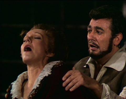 Leonora (Raina Kabaivanska) collapses in the arms of Manrico (Plácido Domingo) at the end of Verdi's 'Il Trovatore'. © ORF/TDK