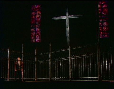 Decorative railings separate sacred from profane in Karajan's 'Il Trovatore'. © ORF/TDK