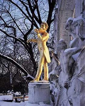 The monument to Johann Strauss (one of the doyens of the Vienna Volksoper) in the Stadtpark (City Park) in Vienna
