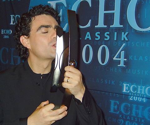 Rolando Villazon and his Echo award. Photo © 2004 Phil Crebbin