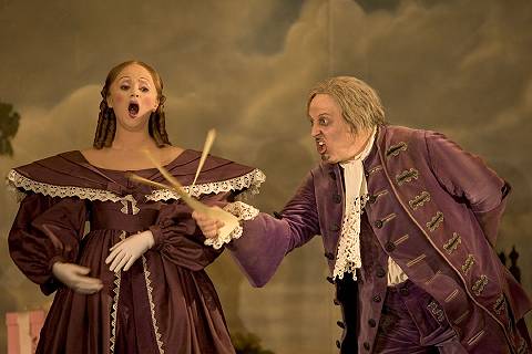 Simone Alaimo (Don Pasquale) and Tatiana Lisnic (Norina) in Jonathan Miller's production of 'Don Pasquale'. Photo © 2004 Bill Cooper