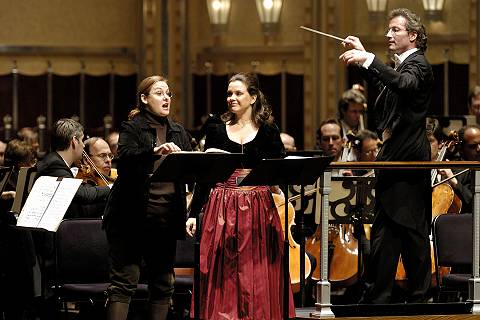 Susanne Mentzer (left) as Hansel and Malin Hartelius (right) as Gretel perform 'Hansel and Gretel' with Music Director Franz Welser-Möst and the Cleveland Orchestra. Photo © 2004 Roger Mastroianni