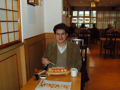 Sushi and celli - Danjulo Ishizaka in a Munich restaurant. Photo © 2004 Tess Crebbin