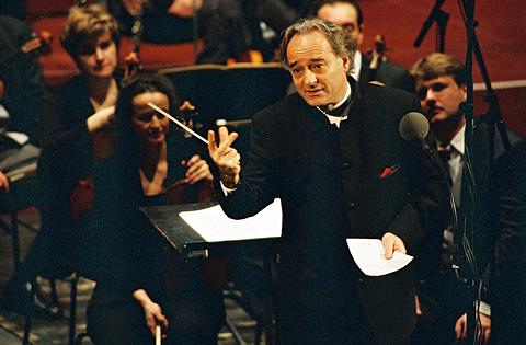 Marcello Viotti conducting his orchestra. Photo © Bayerischer Rundfunk / Nina Hornung