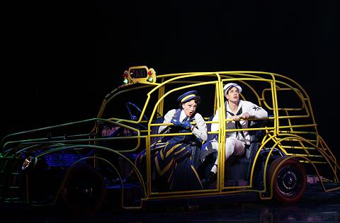 Hildy Esterhazy (Caroline Oconnor) and Chip (Adam Garcia). Photo © 2005 Johan Persson