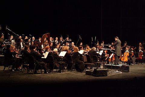 Claudio Cruz of the Sao Paulo State Symphony Orchestra leads the Symphony of the Americas in the North American première of 'Jobim Sinfônico' at the Broward Center, Fort Lauderdale on 11 March 2005. Photo © Mindy Duncan