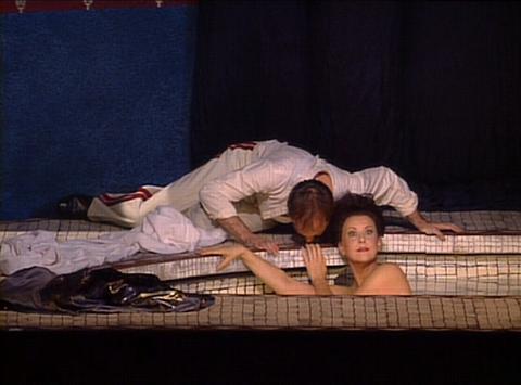 Yvonne Kenny as Cleopatra and Graham Pushee as Caesar in Act II of Handel's 'Julius Caesar in Egypt'. DVD screenshot © EuroArts Music International GmbH