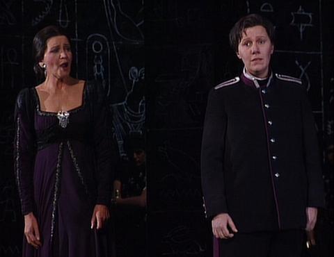 Rosemary Gunn (Cornelia, left) and Elizabeth Campbell (Sesto) in the duet 'Son nata a lagrimar' at the end of Act I. DVD screenshot © EuroArts Music International GmbH