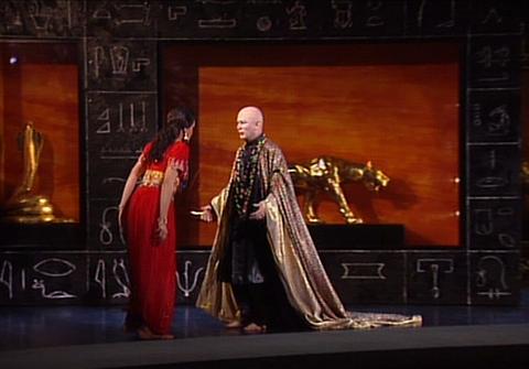 Rosemary Gunn (Cornelia, left) with Andrew Dalton (Tolomeo) in Ptolemy's Palace. DVD screenshot © EuroArts Music International GmbH
