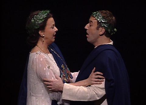 Yvonne Kenny (Cleopatra) and Graham Pushee (Cesare) in 'Caro! più amabile beltà'. DVD screenshot © EuroArts Music International GmbH