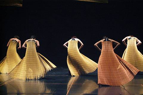 A scene from the première production of Rami Be'er's ballet 'Upon reaching the sun', danced by the Kibbutz Contemporary Dance Company. Photo © 2005 Gadi Dagon