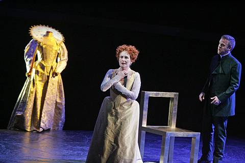 Janice Kelly (Elizabetta) and Adrian Dwyer (Lord Leicester) in the Grange Park Opera production of 'Maria Stuarda'. Photo © 2005 Alastair Muir