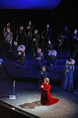 Majella Cullagh in the title role of Grange Park's 'Maria Stuarda'. Photo © 2005 Alastair Muir
