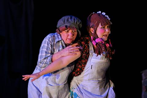 A scared Maria Jagusz (Hansel, left) and Jane Streeton (Gretel), in Longborough Festival Opera's 'Hansel and Gretel'. Photo © 2005 Stephen Wright