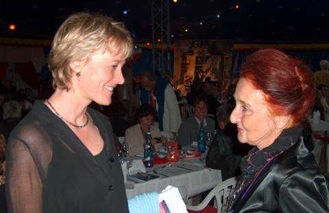 Cornelia von Kerssenbrock talks to a member of the audience after the performance of Tosca. Photo © 2005 Philip Crebbin