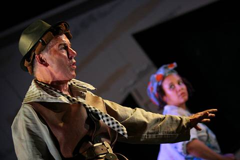 Henry Newman as Father with Tinuke Olafimihan as Mother, in Longborough Festival Opera's 'Hansel and Gretel'. Photo © 2005 Stephen Wright