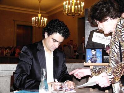 Villazón signs autographs. Photo © 2005 Philip Crebbin