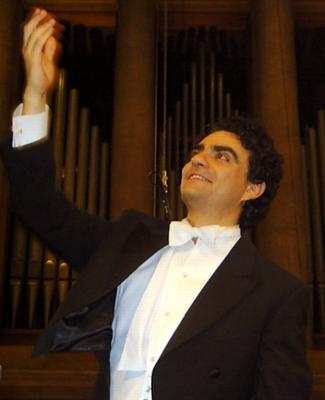 A happy Rolando Villazón acknowledges the applause after his 19 June Munich concert. Photo © 2005 Tess Crebbin