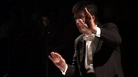 Thomas Dausgaard conducting the Danish National Symphony Orchestra in 'Antikrist'. DVD screenshot © 2005 Dacapo Records
