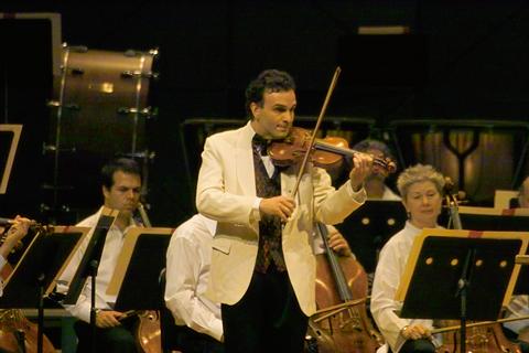 Gil Shaham plays Mozart's Violin Concerto No 4 with the Boston Symphony Orchestra at Tanglewood on 13 August 2005. Photo © 2005 Walter H Scott