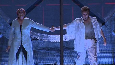 Deborah Polaski as Brünnhilde and John Treleaven as Siegfried in front of the 'world-porthole'. DVD screenshot © 2005