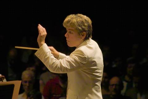 Marin Alsop makes her Boston Symphony Orchestra début at Tanglewood on 20 August 2005. Photo © 2005 Walter H Scott