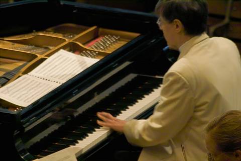 Peter Serkin plays Mozart's Piano Concerto No 24 at Tanglewood. Photo © 2005 Walter H Scott