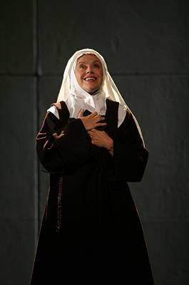 Catrin Wyn-Davies as Blanche. Photo © 2005 Stephen Vaughan