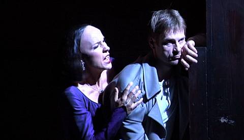 Béatrice Uria-Monzon (Gertrude) and Simon Keenlyside (Hamlet) in Act 3. DVD screenshot © Fundacio del Gran Teatre del Liceu