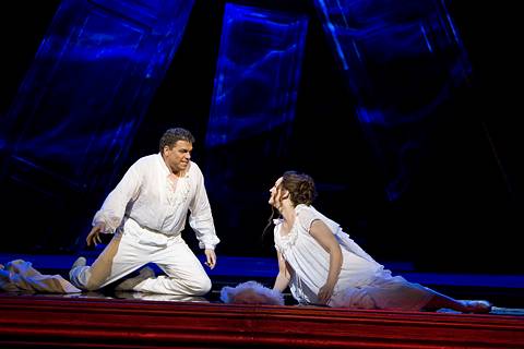 Emma Bell as Leonora and Michael Schade as Leander. Photo © 2005 Bill Cooper