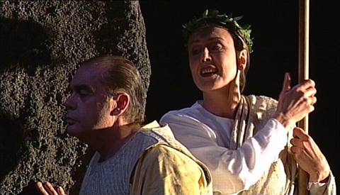 Diana Montague as Minerva and Anthony Rolfe Johnson as Ulisse in Act 1. DVD screenshot © 1998 NPS, 2005 Opus Arte