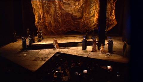Poppaea's coronation scene at the end of Act 3. DVD screenshot © 1994 NPS, 2005 Opus Arte