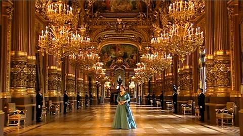 Renée Fleming as The Countess walks the corridors of the Palais Garnier. DVD screenshot © 2004 Opéra National de Paris
