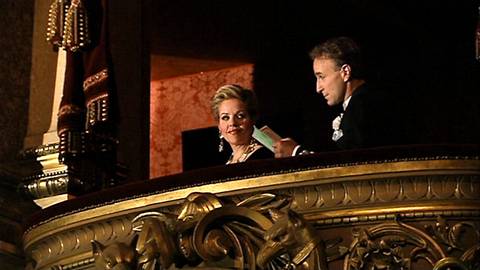 The Count (Dietrich Henschel) and Countess (Renée Fleming) in their Garnier box. DVD screenshot © 2004 Opéra National de Paris