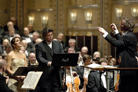From left to right, Juliane Banse as Gretchen, Thomas Hampson as Faust and conductor Franz Welser-Möst in Severance Hall. Photo © 2006 Roger Mastroianni