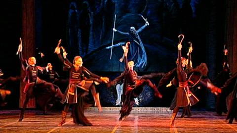 Ivan and the Oprichniks (Act 2 Tableau 7). DVD screenshot © 2004 Opéra National de Paris