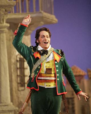 Christopher Maltman as Figaro in the San Diego Opera production of 'The Barber of Seville'. Photo © 2006 Ken Howard