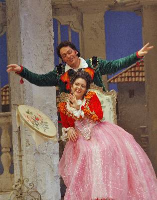 Christopher Maltman (Figaro) and Kirstin Chávez (Rosina) in the San Diego Opera production of 'The Barber of Seville'. Photo © 2006 Ken Howard